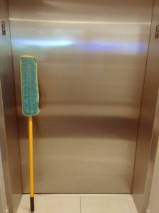 Manche microfibre Nettoyage dascenseur Leger Entretien Commercial 224x300 - Comment faire votre nettoyage d'ascenseur?