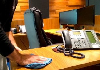 Services Nettoyage de bureaux Leger Entretien Commercial 2 340x237 - Services